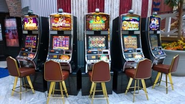 Sic Bo dice game with betting zones